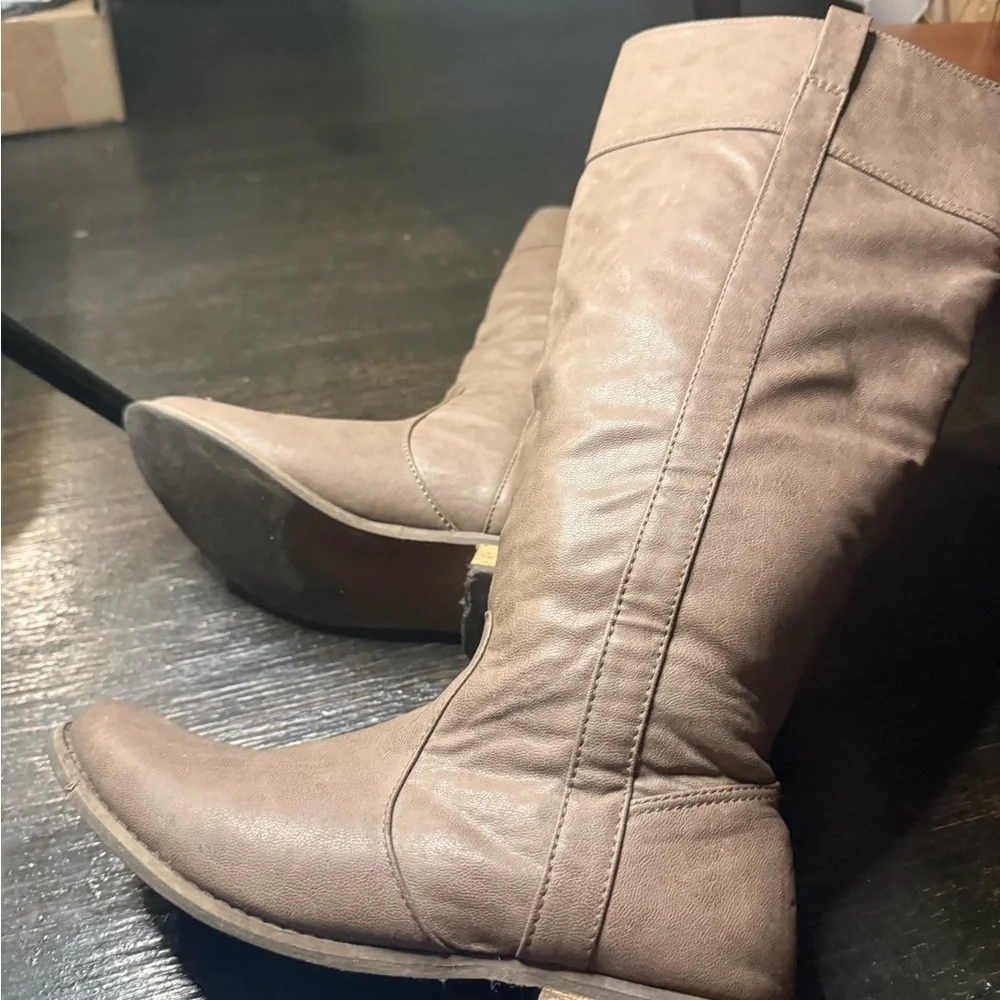 Brown Knee-High Women's Boots size 8 Scandinavian‎ light academia minimal sleek
